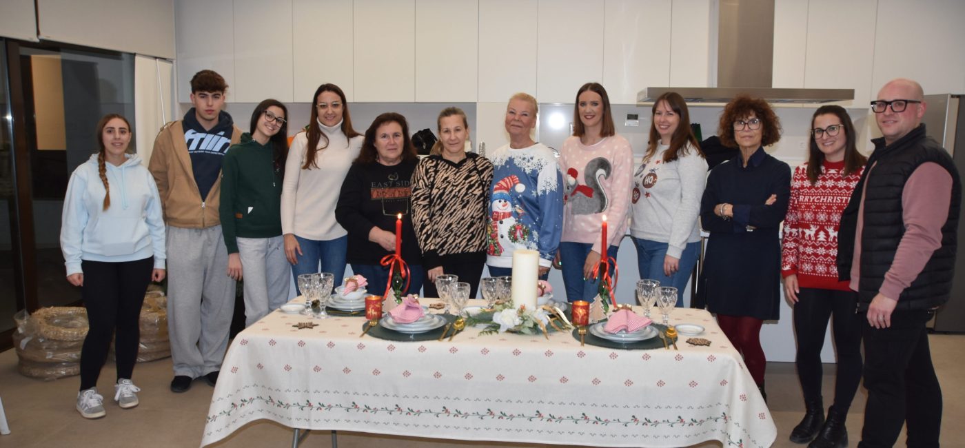 22-12-2025 TALLER CORONAS Y MESAS NAVIDAD (8)