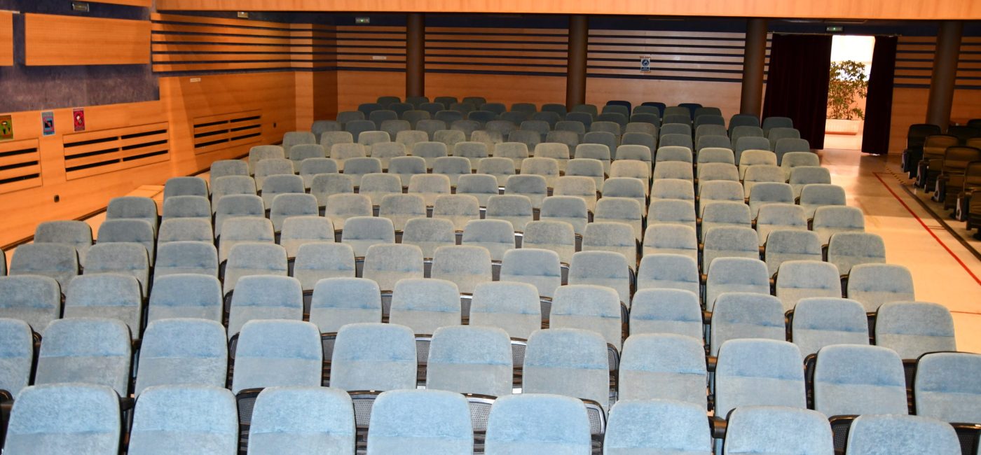 27-11-2025 COLOCACIÓN BUTACAS TEATRO AUDITORIO (4)