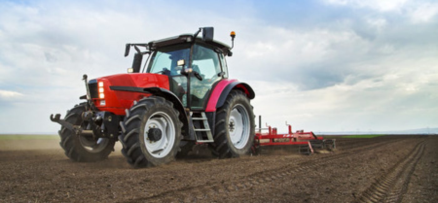 51836918-farmer-en-tractor-de-preparar-la-tierra-para-la-siembra